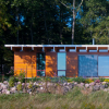 拉姆西·琼斯在密歇根湖岸边建造了苗条的海滩小屋