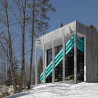绿松石楼梯由魁北克郊区的建筑师Architecturama设计