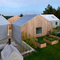 五栋建筑围绕着一个庭院形成了由JarmundVigsnæs打造的丹麦避暑别墅