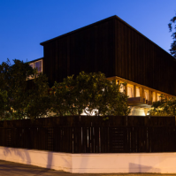 DXArquitectos顶部顶部的黑色熏制木材工作室扩展了瑜伽老师的房子